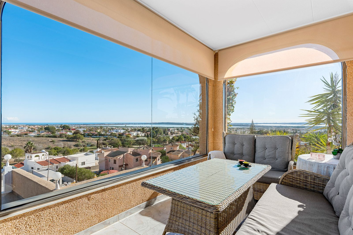 For sale - 5 Bedroom 3 Bathroom House - Detached Villa in Rojales - Ciudad Quesada  - Alicante