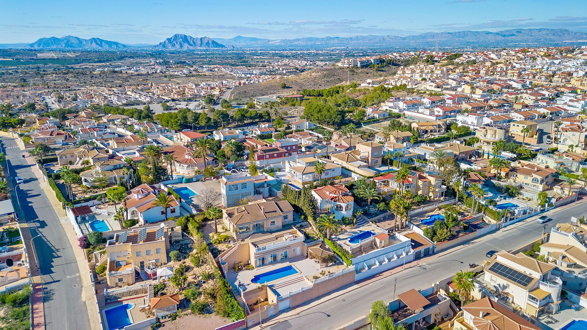 For sale - 5 Bedroom 3 Bathroom House - Detached Villa in Rojales - Ciudad Quesada  - Alicante