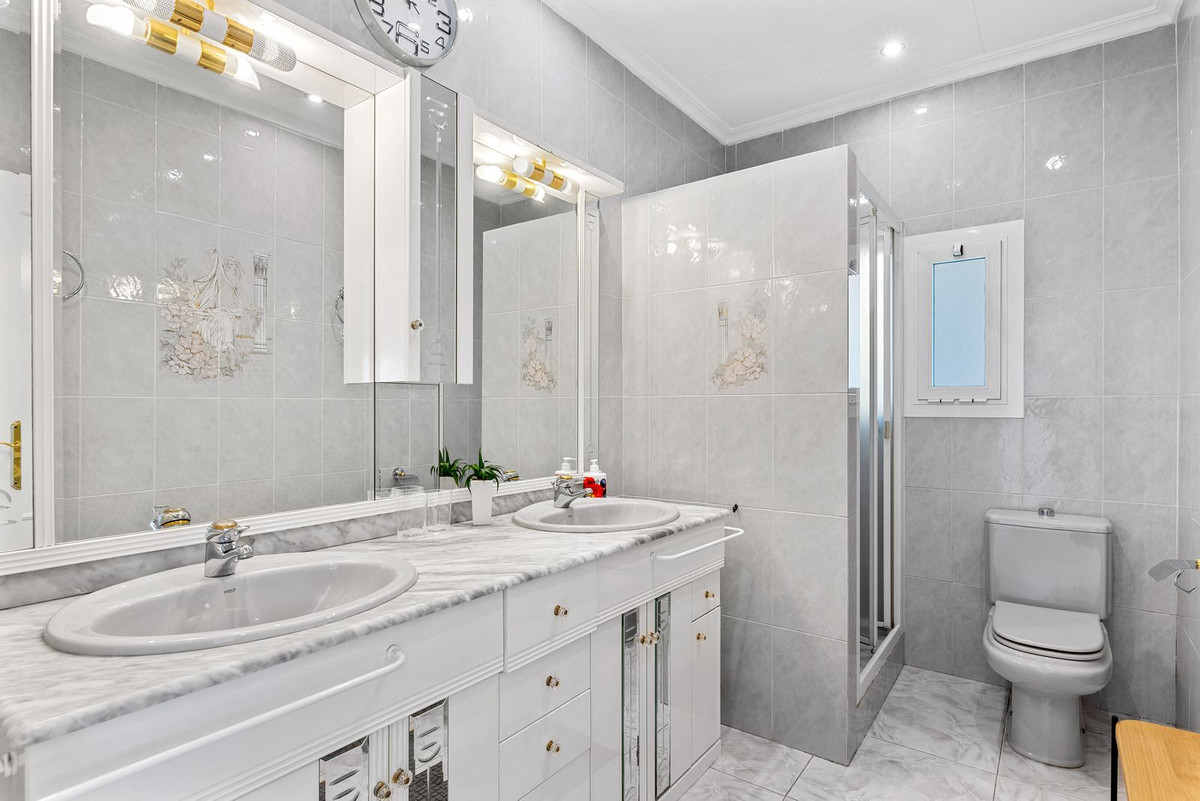 For sale - 5 Bedroom 3 Bathroom House - Detached Villa in Rojales - Ciudad Quesada  - Alicante