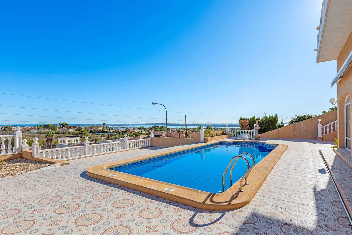 For sale - 5 Bedroom 3 Bathroom House - Detached Villa in Rojales - Ciudad Quesada  - Alicante