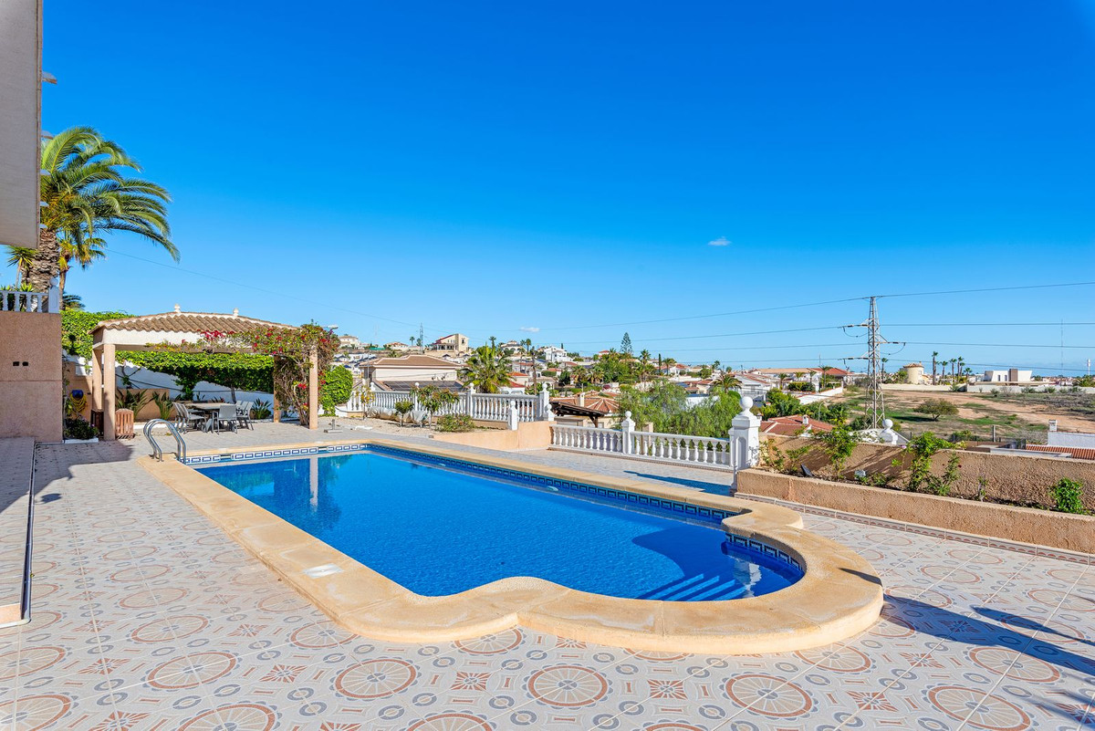For sale - 5 Bedroom 3 Bathroom House - Detached Villa in Rojales - Ciudad Quesada  - Alicante