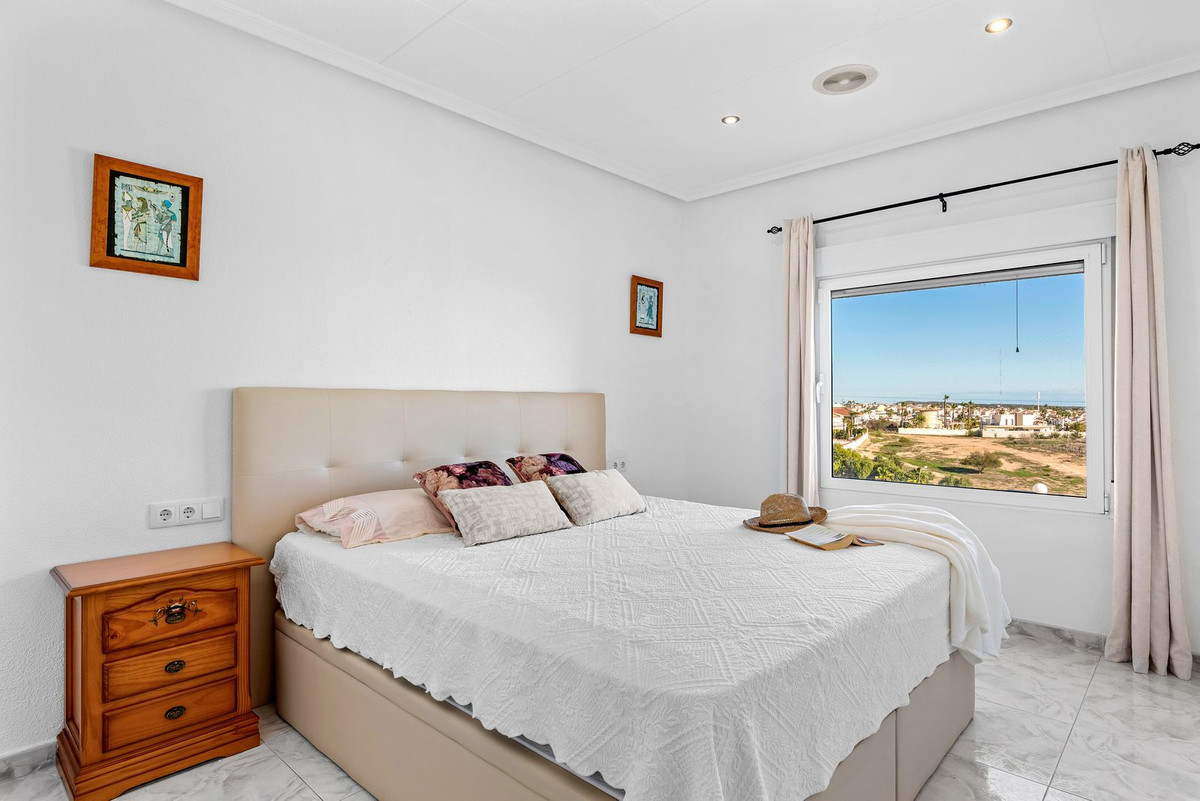 For sale - 5 Bedroom 3 Bathroom House - Detached Villa in Rojales - Ciudad Quesada  - Alicante