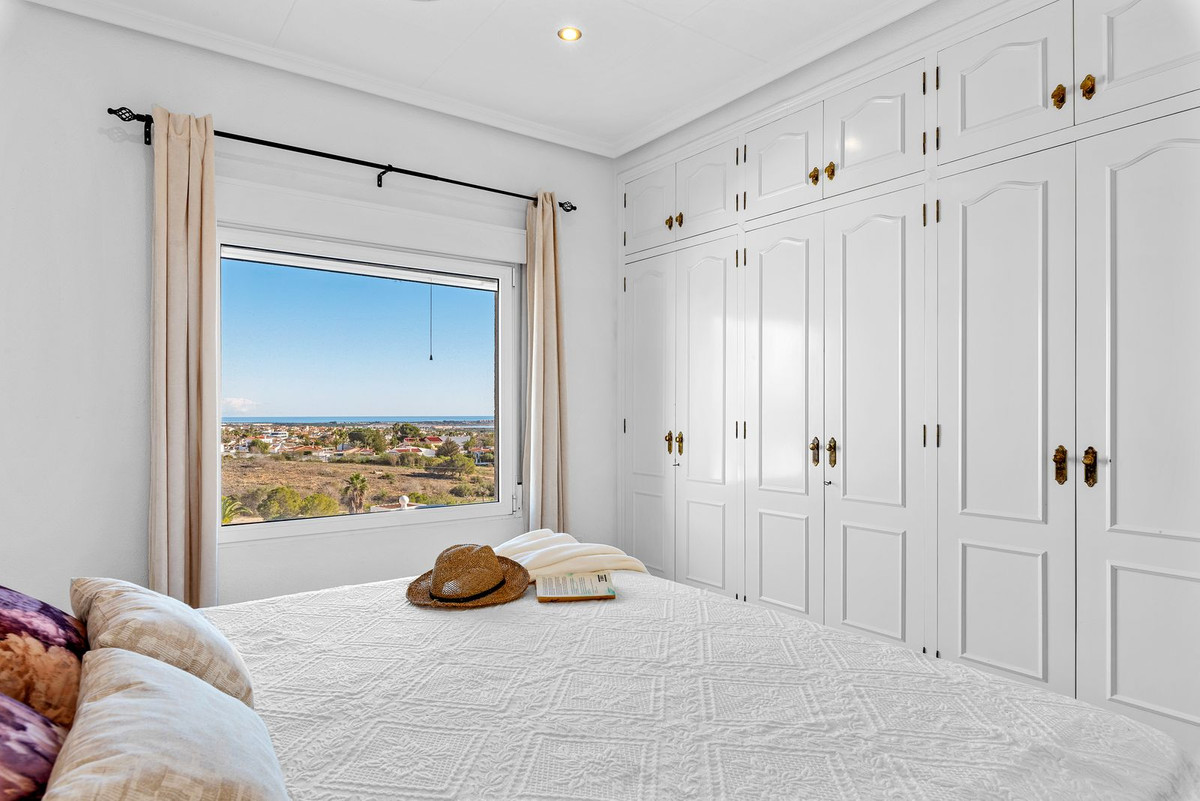 For sale - 5 Bedroom 3 Bathroom House - Detached Villa in Rojales - Ciudad Quesada  - Alicante