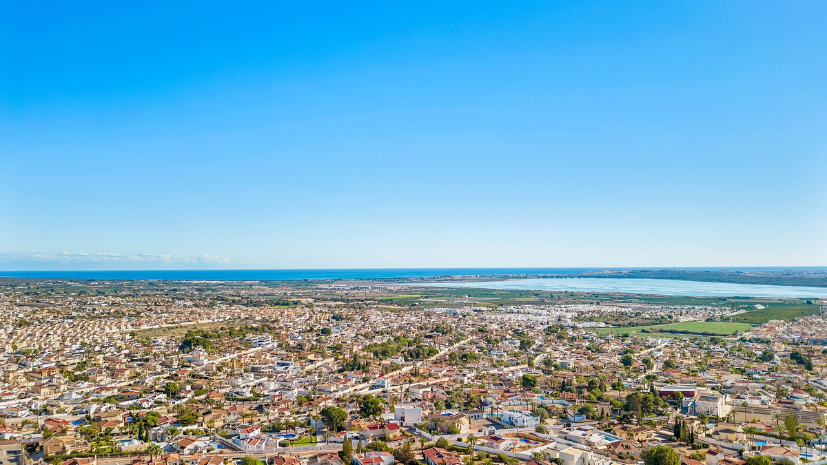 For sale - 5 Bedroom 3 Bathroom House - Detached Villa in Rojales - Ciudad Quesada  - Alicante