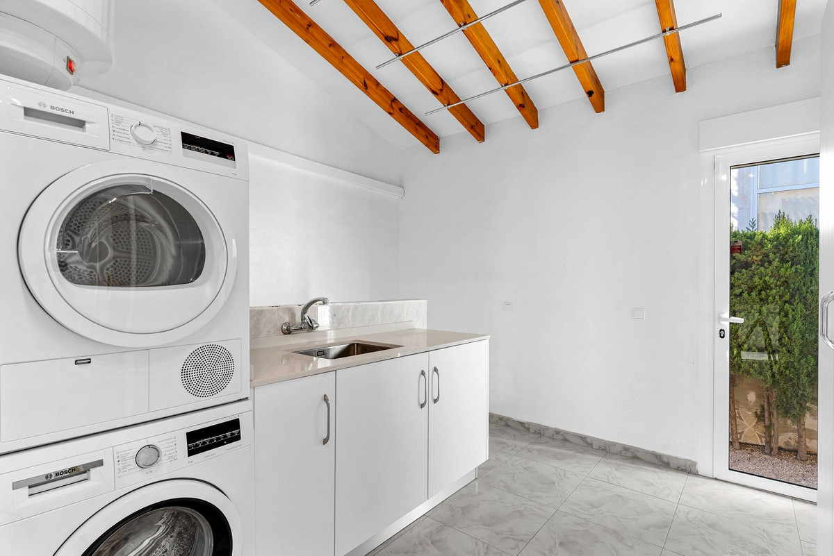 For sale - 5 Bedroom 3 Bathroom House - Detached Villa in Rojales - Ciudad Quesada  - Alicante