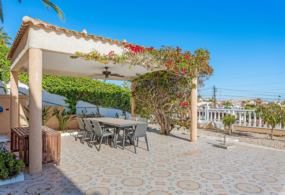 For sale - 5 Bedroom 3 Bathroom House - Detached Villa in Rojales - Ciudad Quesada  - Alicante