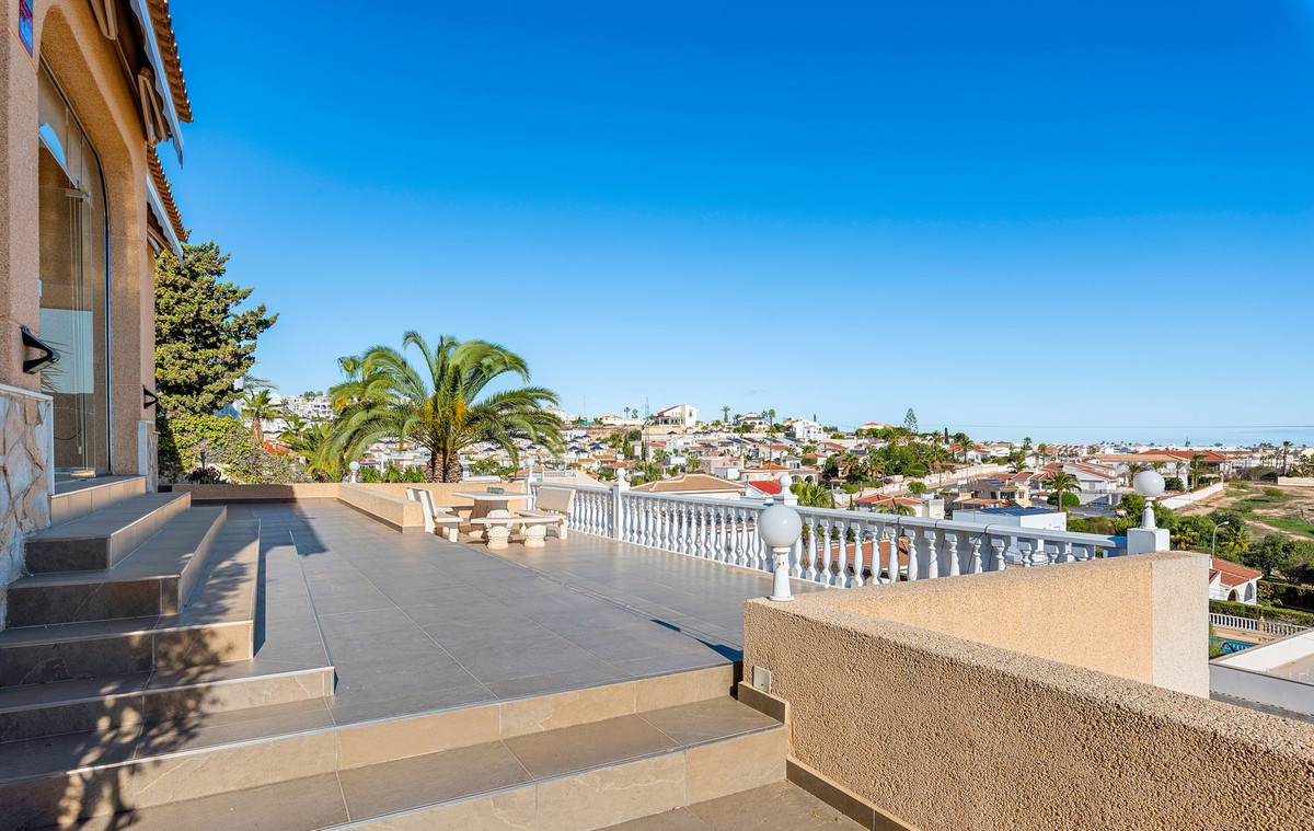 For sale - 5 Bedroom 3 Bathroom House - Detached Villa in Rojales - Ciudad Quesada  - Alicante