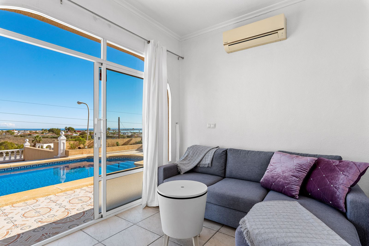 For sale - 5 Bedroom 3 Bathroom House - Detached Villa in Rojales - Ciudad Quesada  - Alicante