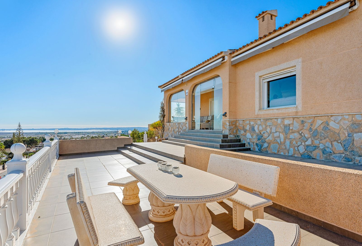 For sale - 5 Bedroom 3 Bathroom House - Detached Villa in Rojales - Ciudad Quesada  - Alicante