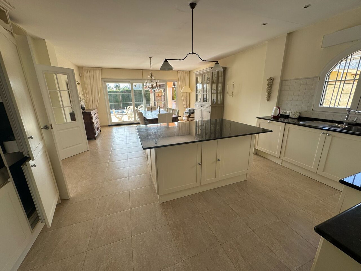 For sale - 4 Bedroom 5 Bathroom House - Detached Villa in Orihuela - La Zenia  - Alicante