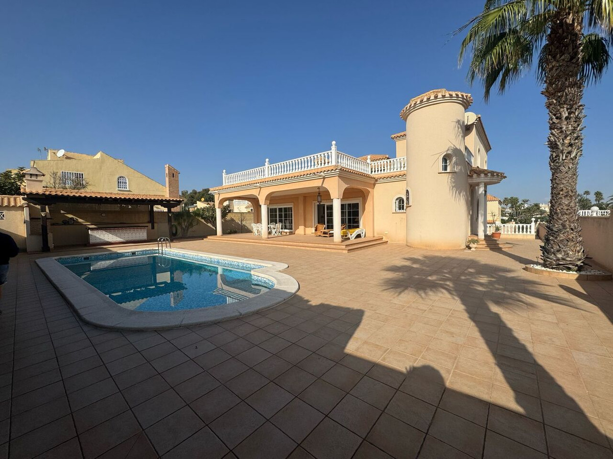 For sale - 4 Bedroom 5 Bathroom House - Detached Villa in Orihuela - La Zenia  - Alicante