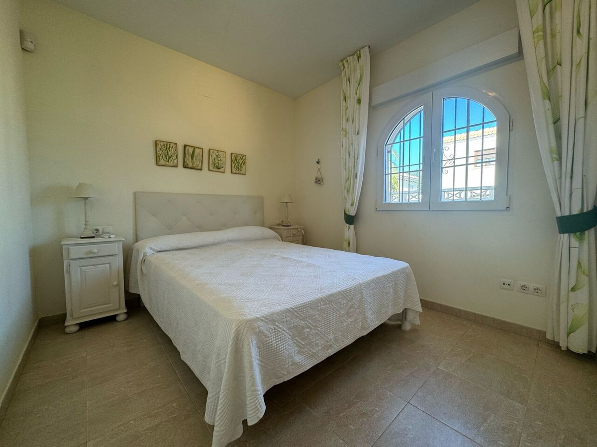 For sale - 4 Bedroom 5 Bathroom House - Detached Villa in Orihuela - La Zenia  - Alicante