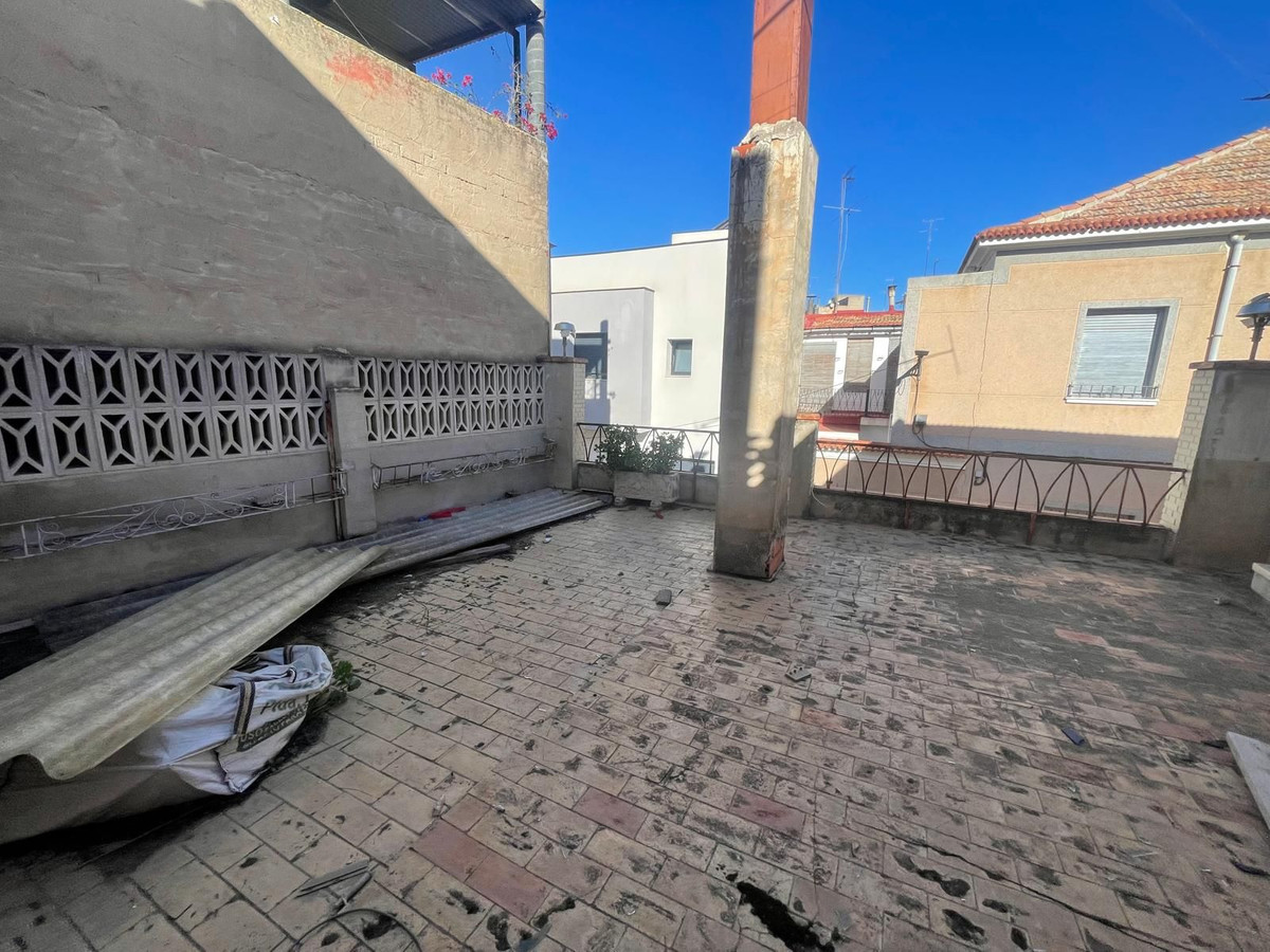 For sale - 4 Bedroom 2 Bathroom House - Semi-Detached House in Dolores - Dolores Centro  - Alicante