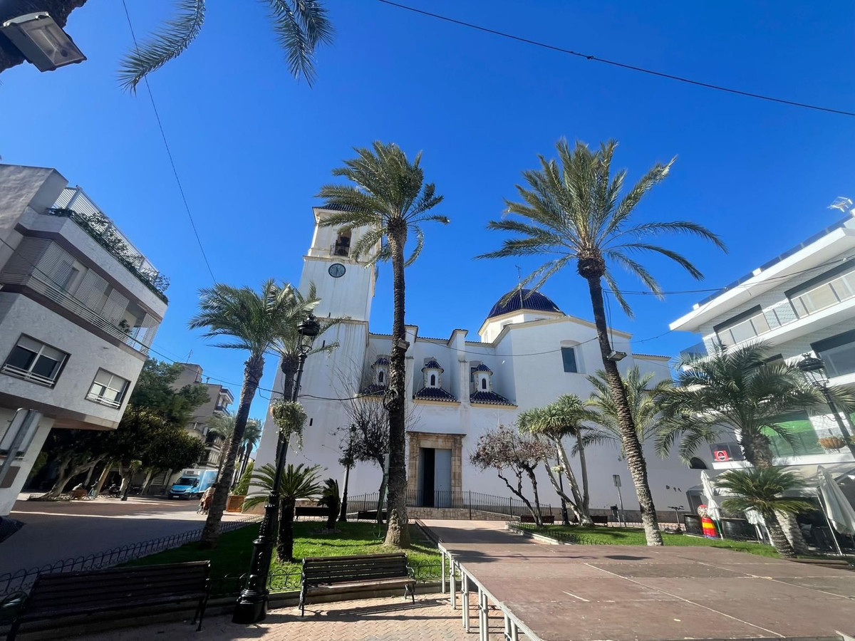 For sale - 4 Bedroom 2 Bathroom House - Semi-Detached House in Dolores - Dolores Centro  - Alicante