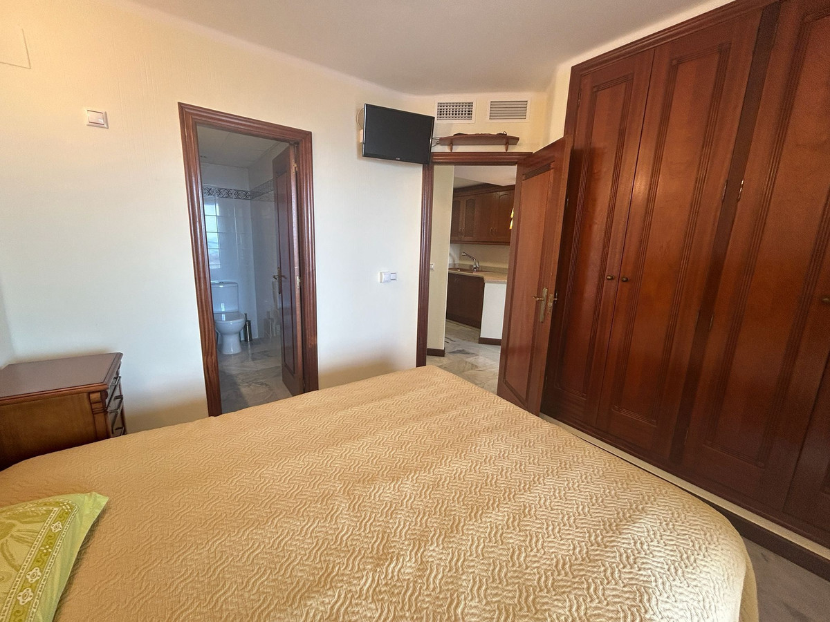 For sale - 3 Bedroom 2 Bathroom Apartment - Middle Floor Apartment in Torrevieja - Torrevieja Centro  - Alicante