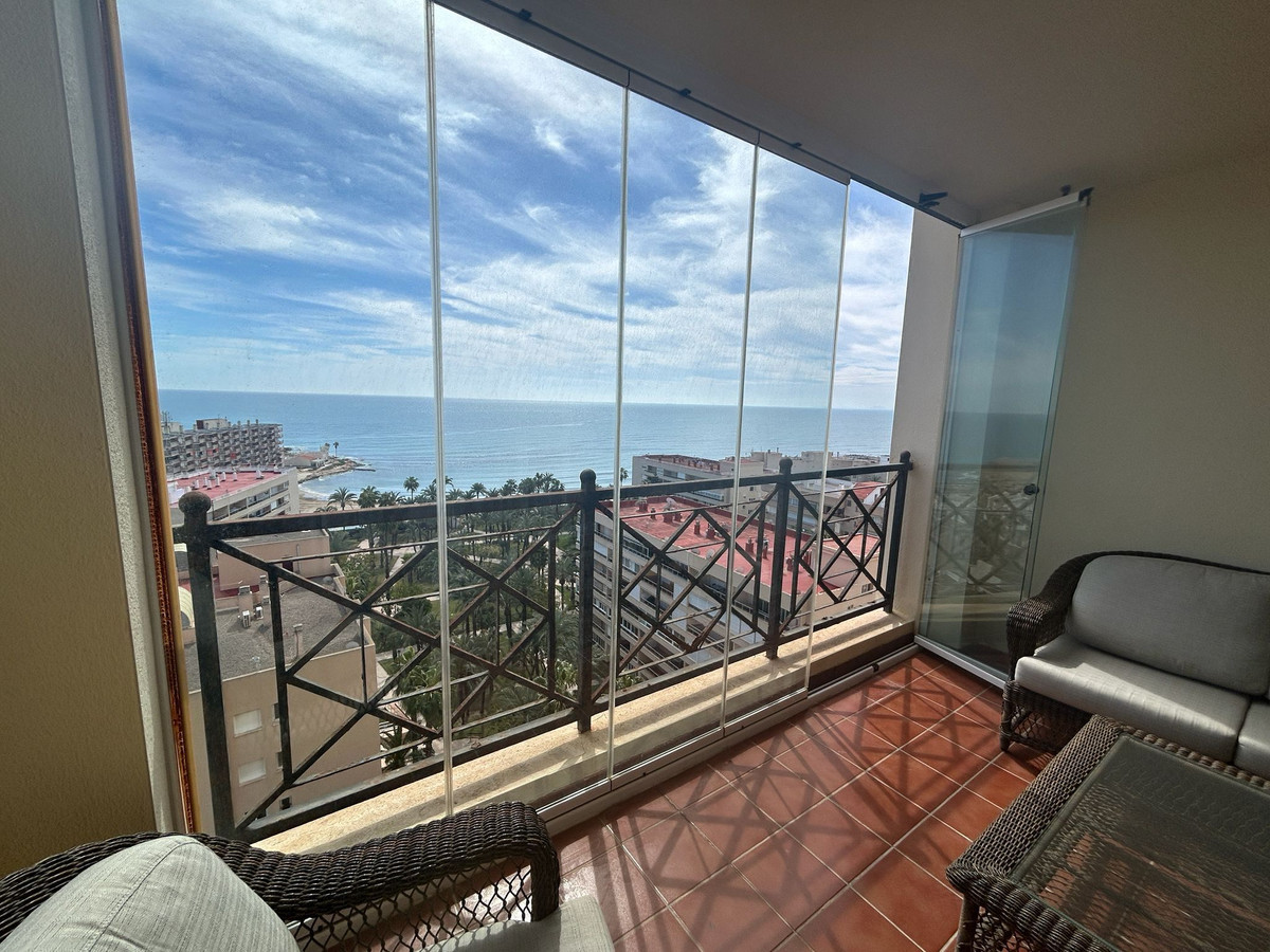 For sale - 3 Bedroom 2 Bathroom Apartment - Middle Floor Apartment in Torrevieja - Torrevieja Centro  - Alicante