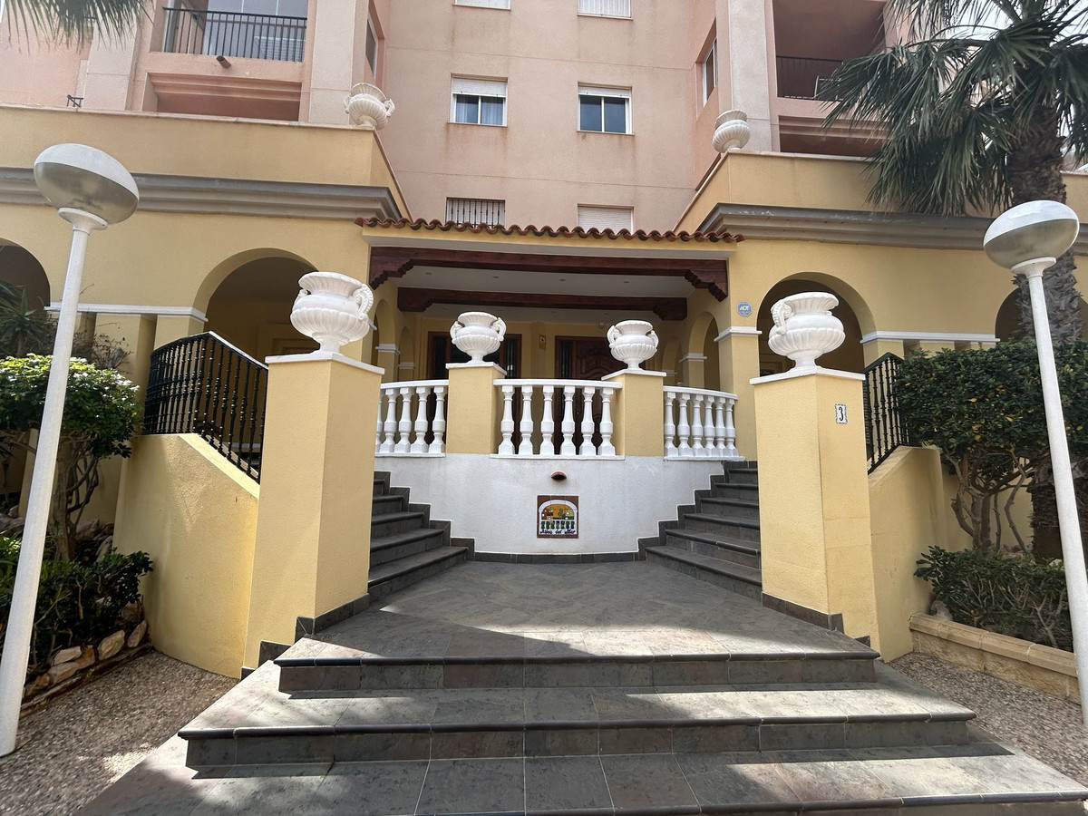 For sale - 3 Bedroom 2 Bathroom Apartment - Middle Floor Apartment in Torrevieja - Torrevieja Centro  - Alicante