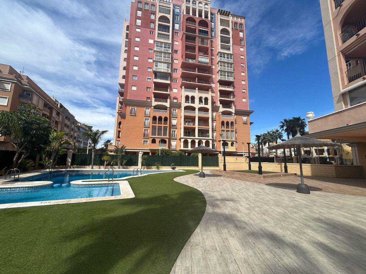 For sale - 3 Bedroom 2 Bathroom Apartment - Middle Floor Apartment in Torrevieja - Torrevieja Centro  - Alicante