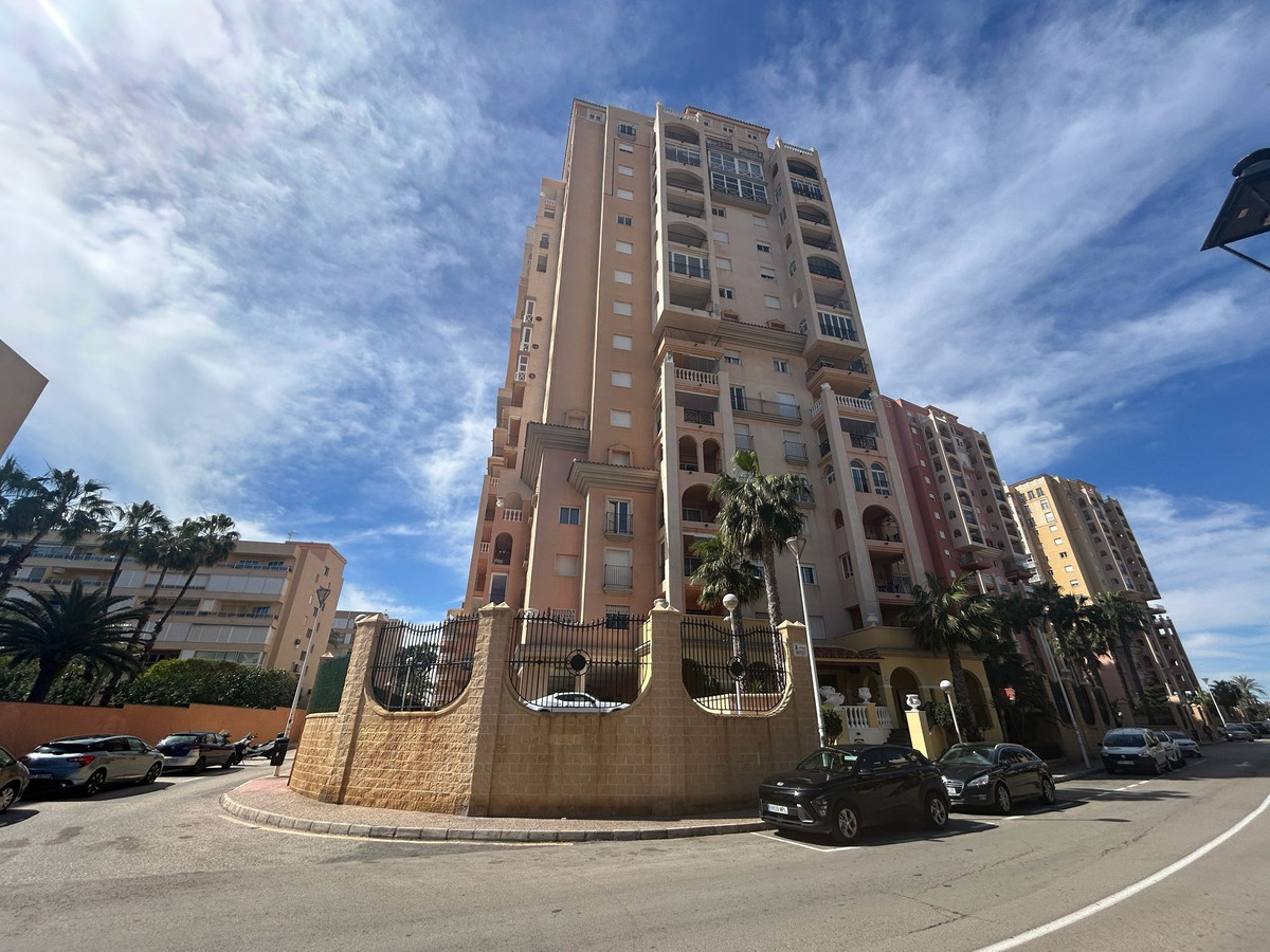 For sale - 3 Bedroom 2 Bathroom Apartment - Middle Floor Apartment in Torrevieja - Torrevieja Centro  - Alicante