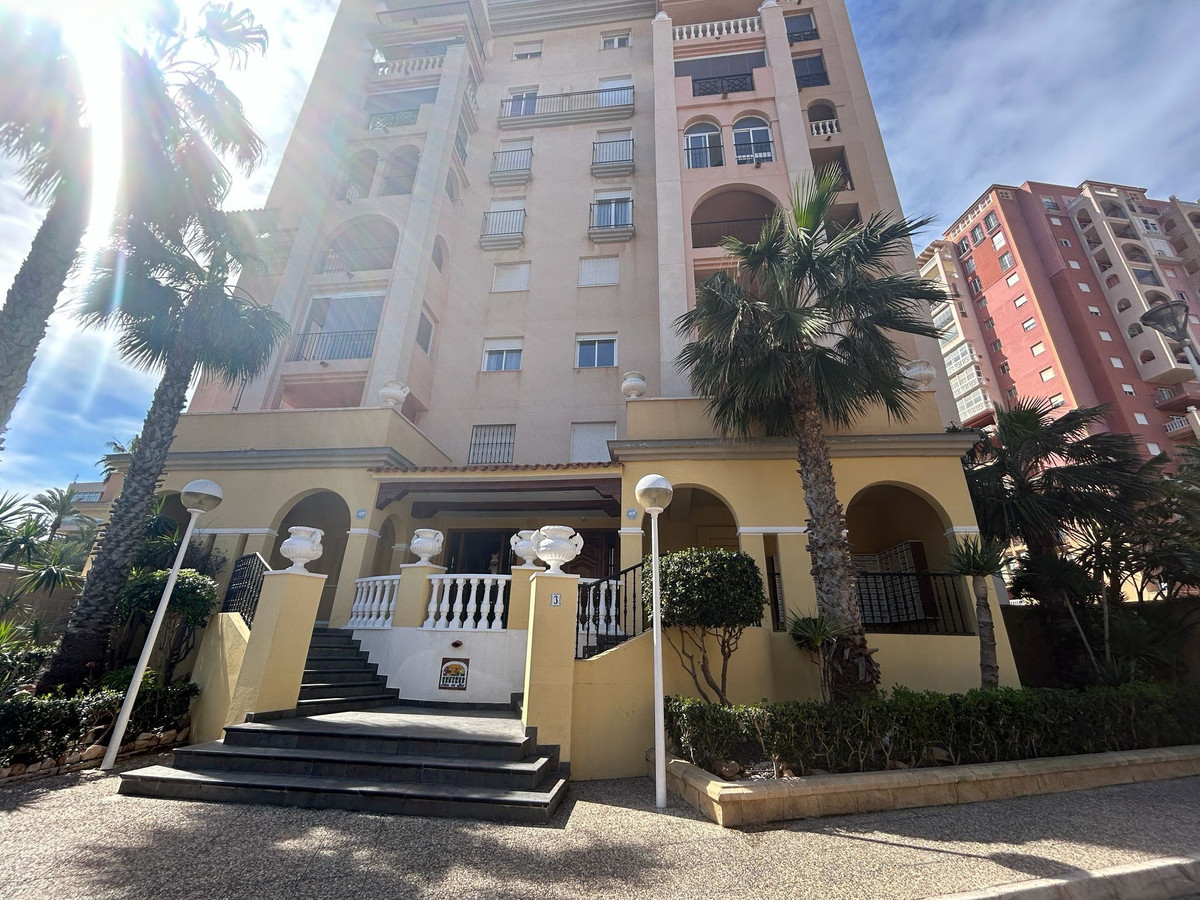 For sale - 3 Bedroom 2 Bathroom Apartment - Middle Floor Apartment in Torrevieja - Torrevieja Centro  - Alicante