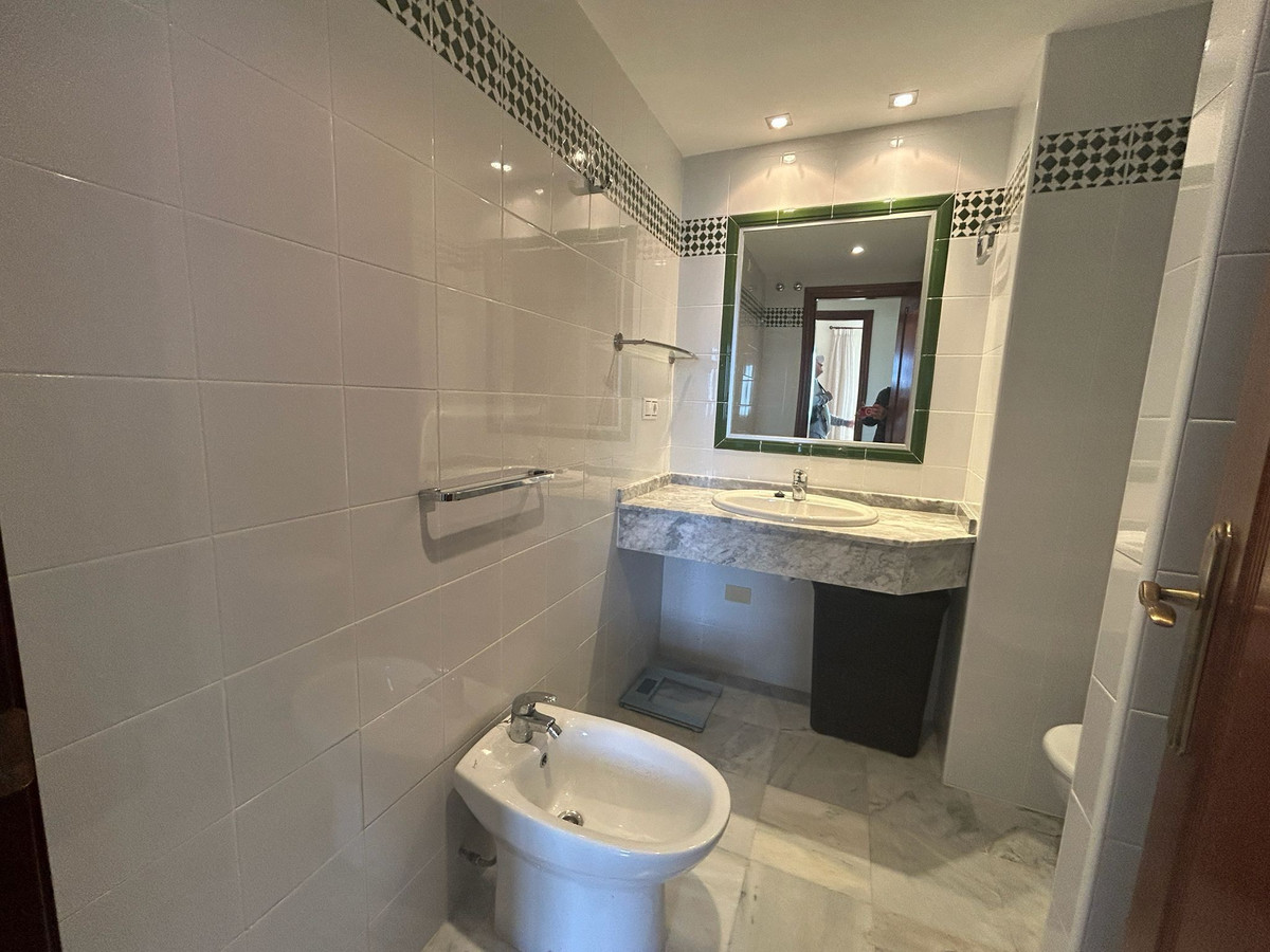 For sale - 3 Bedroom 2 Bathroom Apartment - Middle Floor Apartment in Torrevieja - Torrevieja Centro  - Alicante