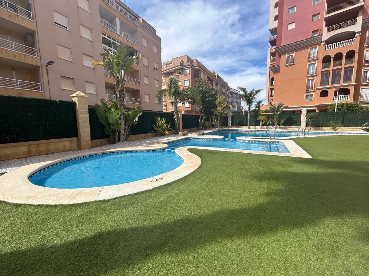 For sale - 3 Bedroom 2 Bathroom Apartment - Middle Floor Apartment in Torrevieja - Torrevieja Centro  - Alicante