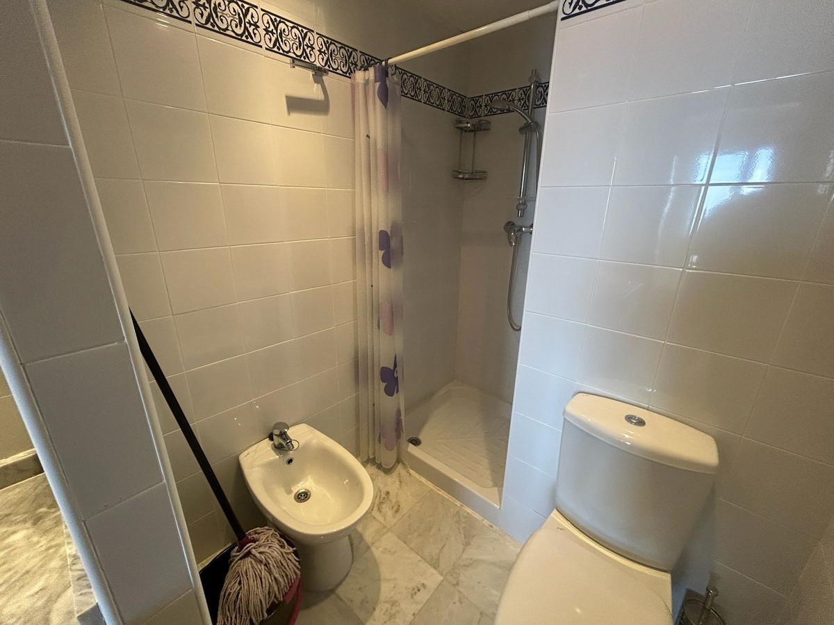 For sale - 3 Bedroom 2 Bathroom Apartment - Middle Floor Apartment in Torrevieja - Torrevieja Centro  - Alicante