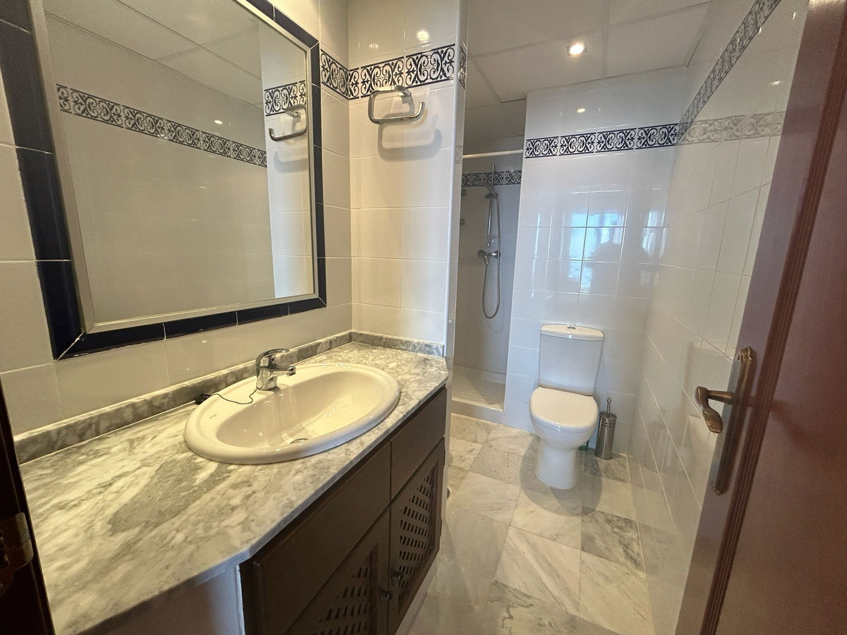 For sale - 3 Bedroom 2 Bathroom Apartment - Middle Floor Apartment in Torrevieja - Torrevieja Centro  - Alicante