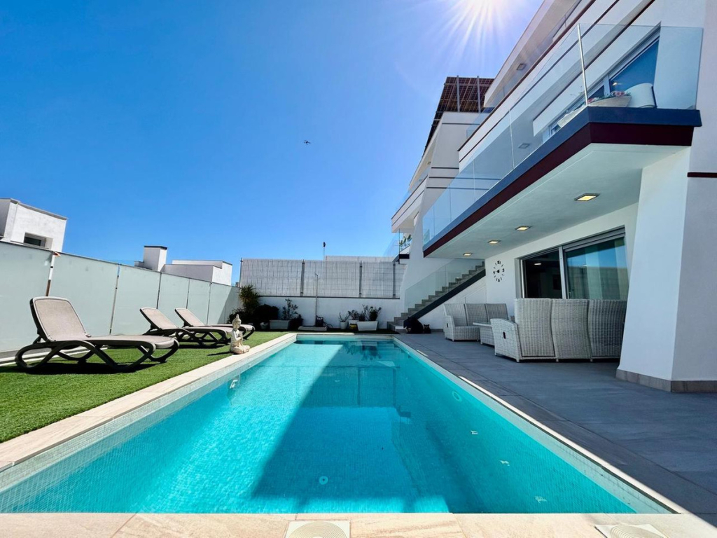 3 Bedroom 4 Bathroom House - Detached Villa in Orihuela