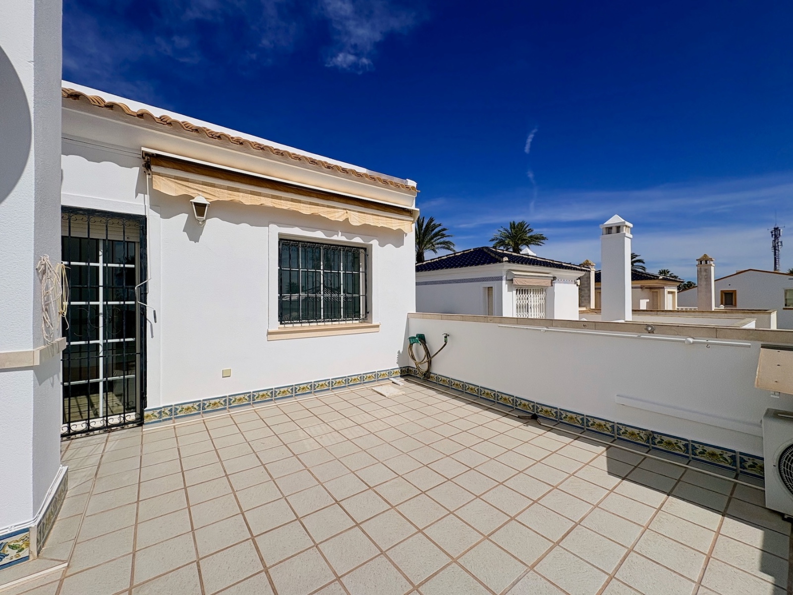 For sale - 3 Bedroom 2 Bathroom Villa in Villamartin - Villamartin  - Alicante