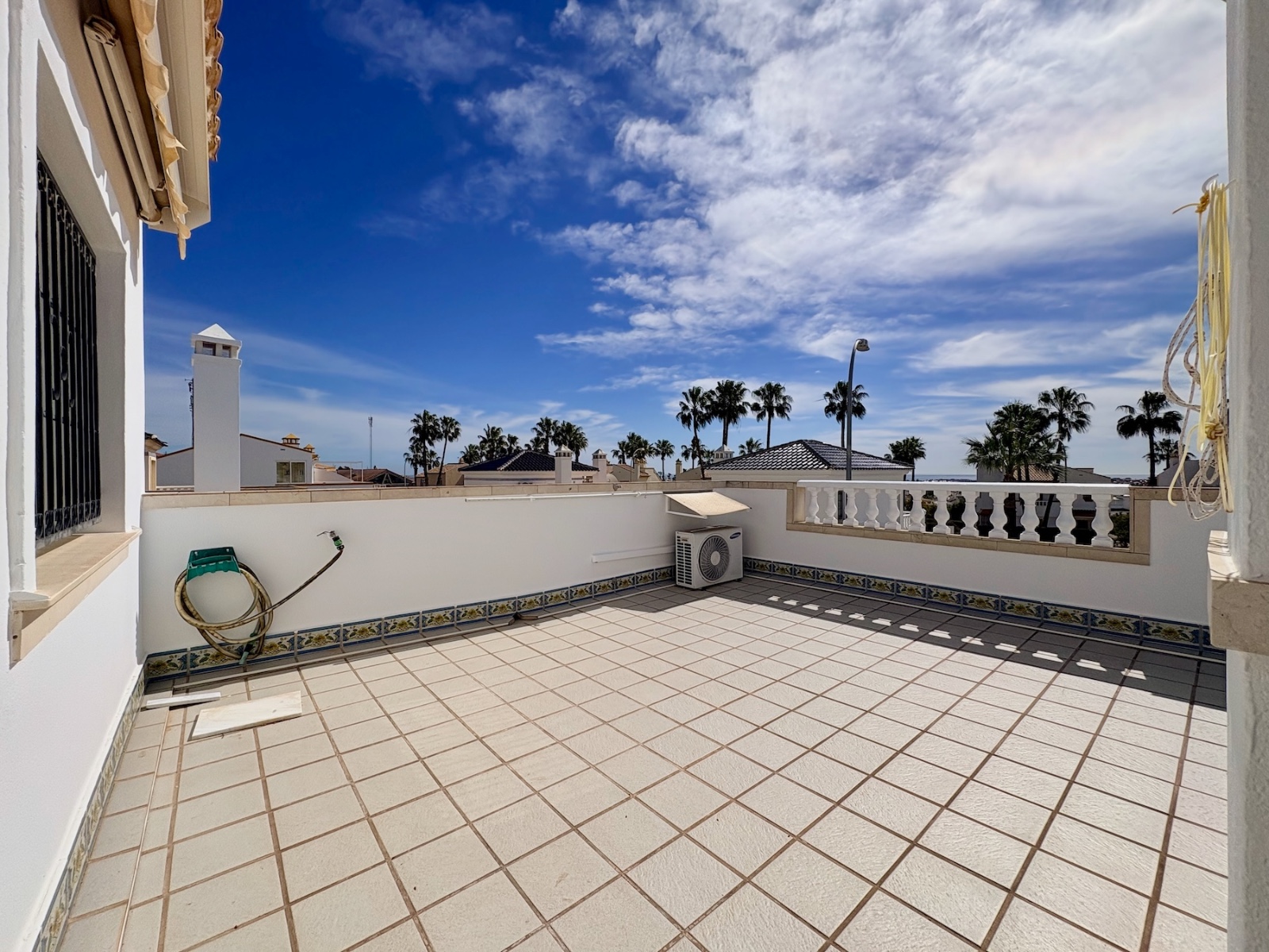 For sale - 3 Bedroom 2 Bathroom Villa in Villamartin - Villamartin  - Alicante