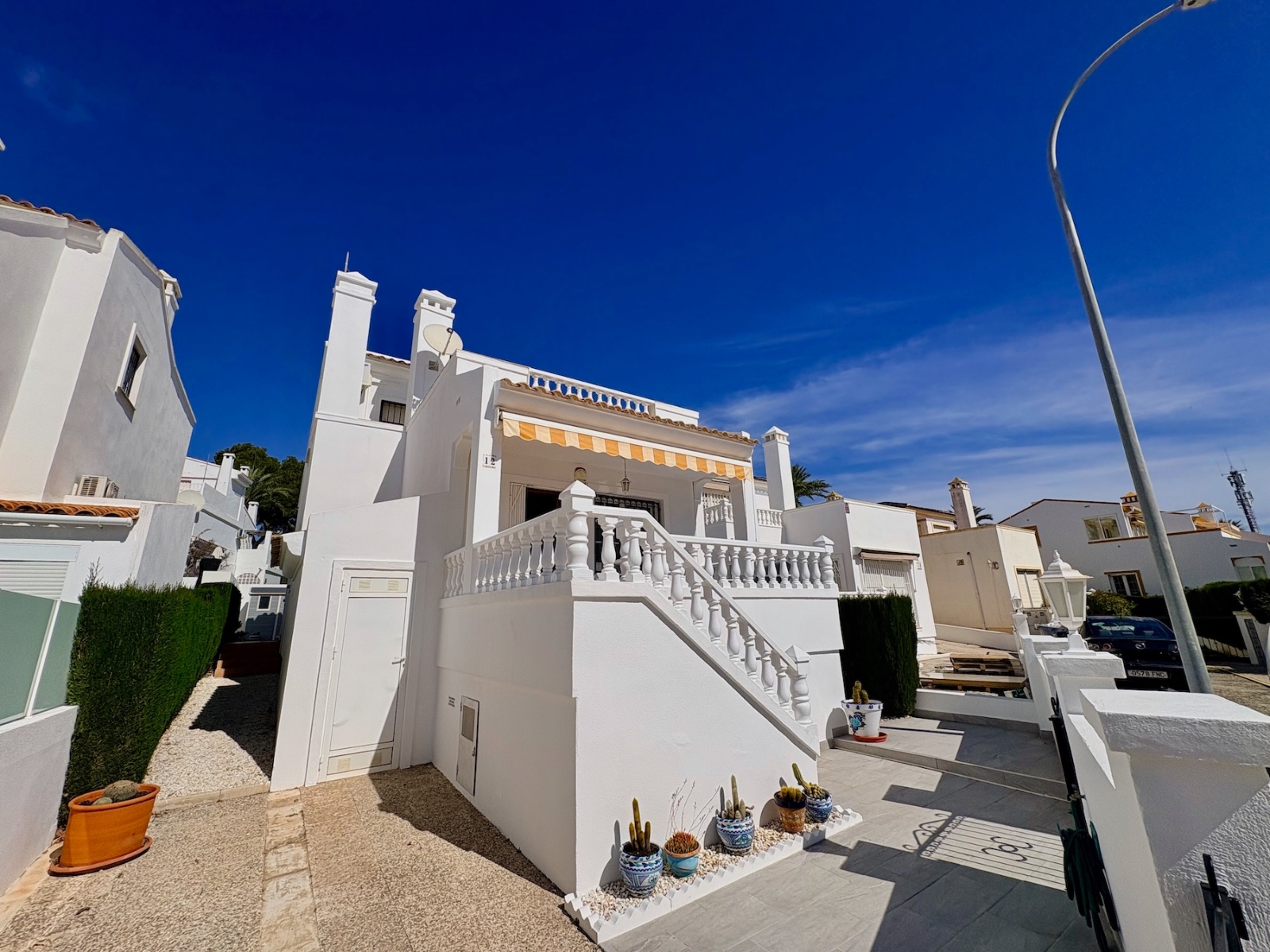 For sale - 3 Bedroom 2 Bathroom Villa in Villamartin - Villamartin  - Alicante