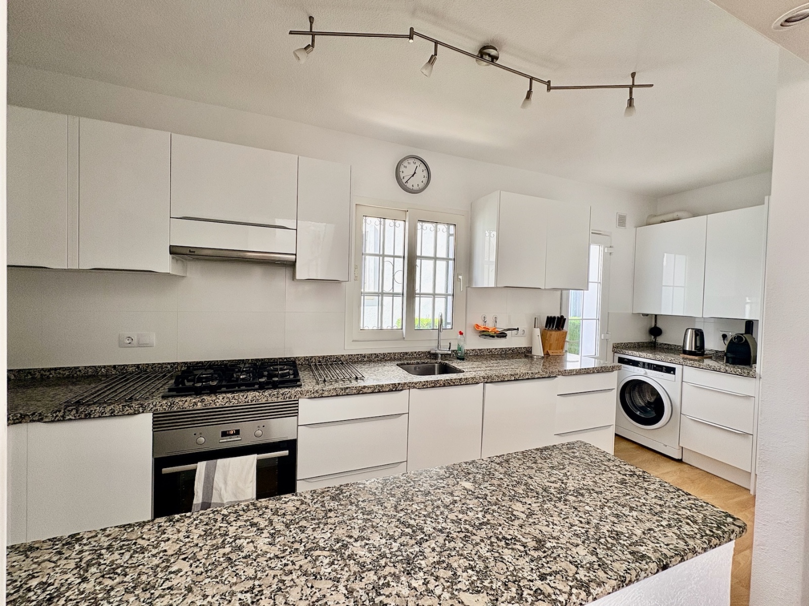 For sale - 3 Bedroom 2 Bathroom Villa in Villamartin - Villamartin  - Alicante