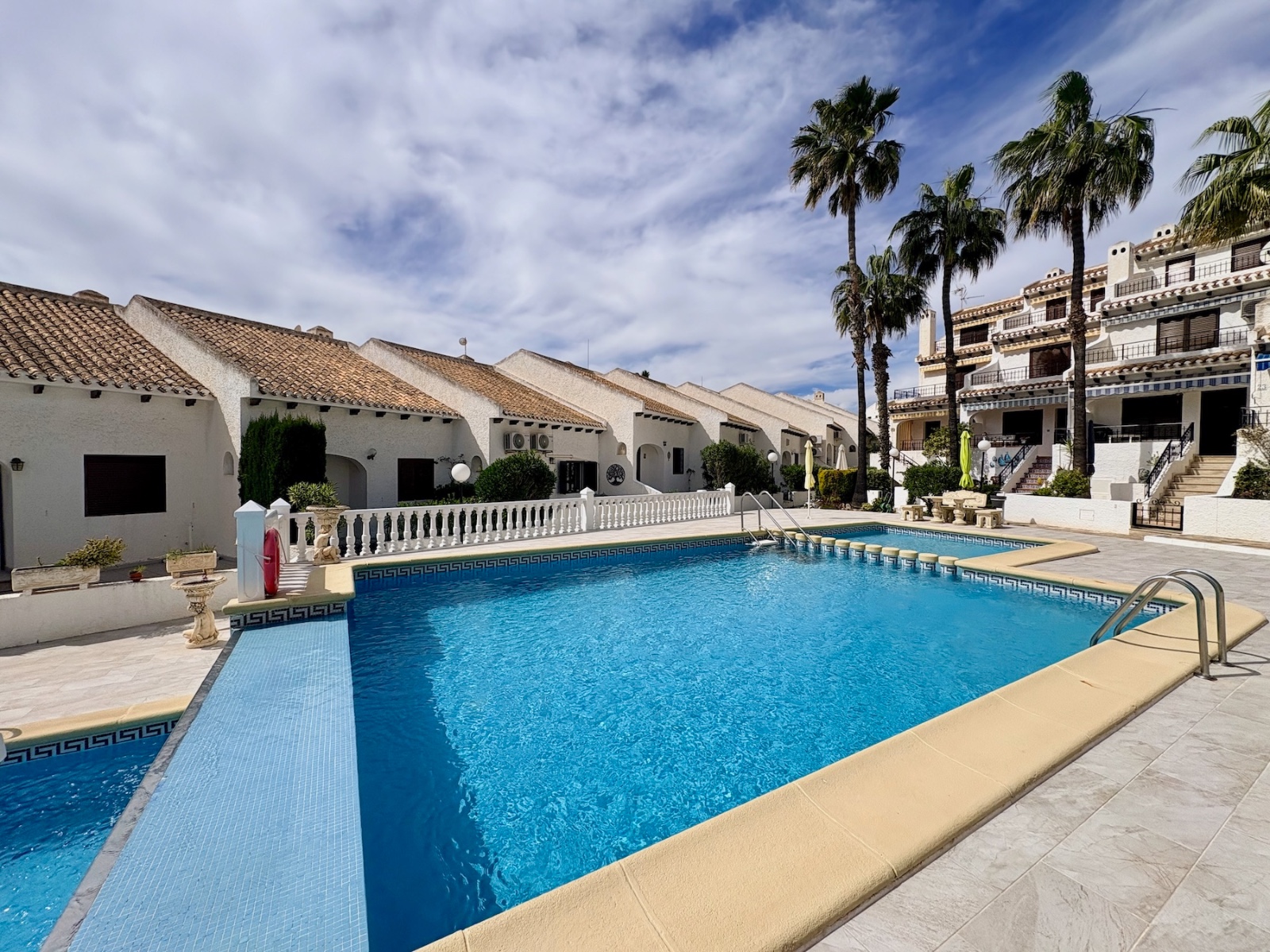 For sale - 4 Bedroom 2 Bathroom Townhouse in Cabo Roig - Cabo Roig  - Alicante