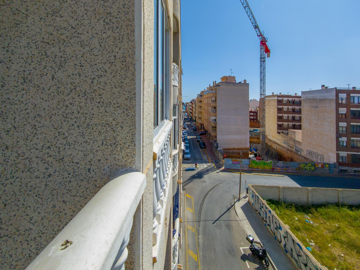 For sale - 2 Bedroom 1 Bathroom Apartment - Middle Floor Apartment in Torrevieja - Torrevieja Centro  - Alicante