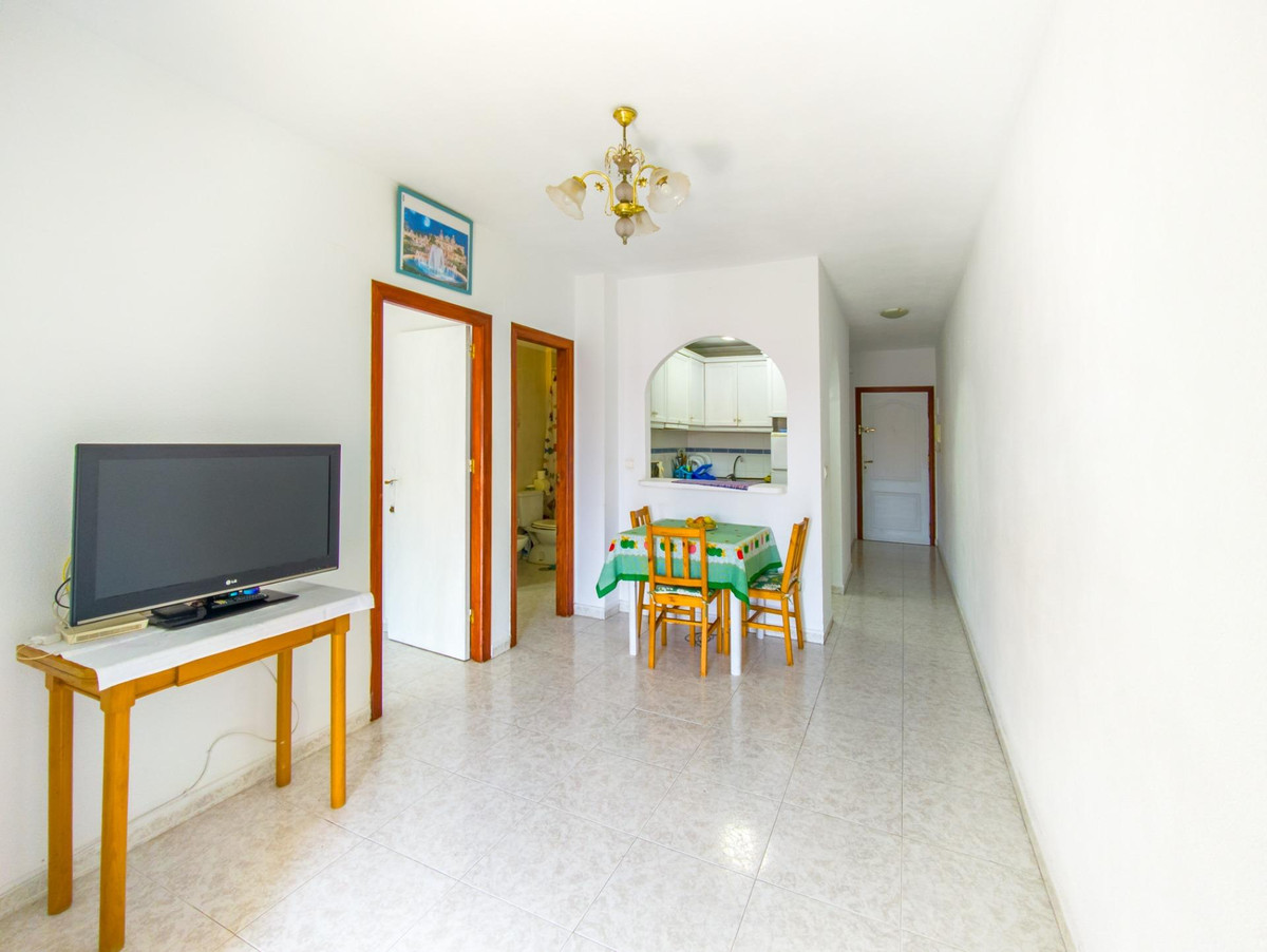 For sale - 2 Bedroom 1 Bathroom Apartment - Middle Floor Apartment in Torrevieja - Torrevieja Centro  - Alicante