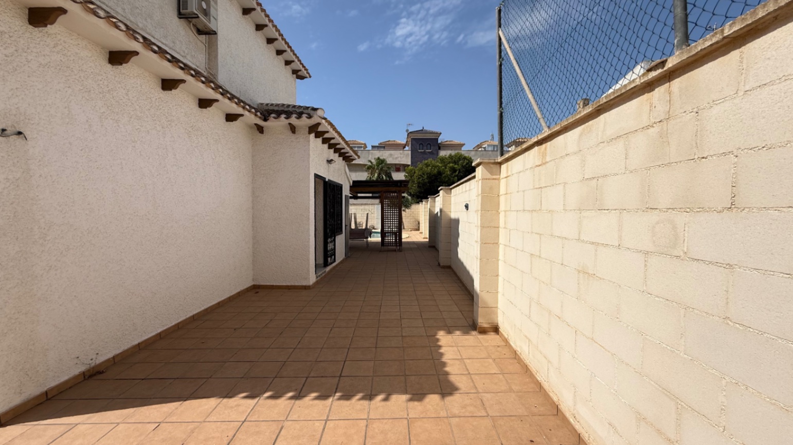 For sale - 4 Bedroom 2 Bathroom Villa in Orihuela - Inland  - Alicante