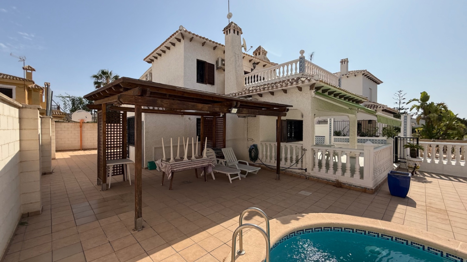 For sale - 4 Bedroom 2 Bathroom Villa in Orihuela - Inland  - Alicante