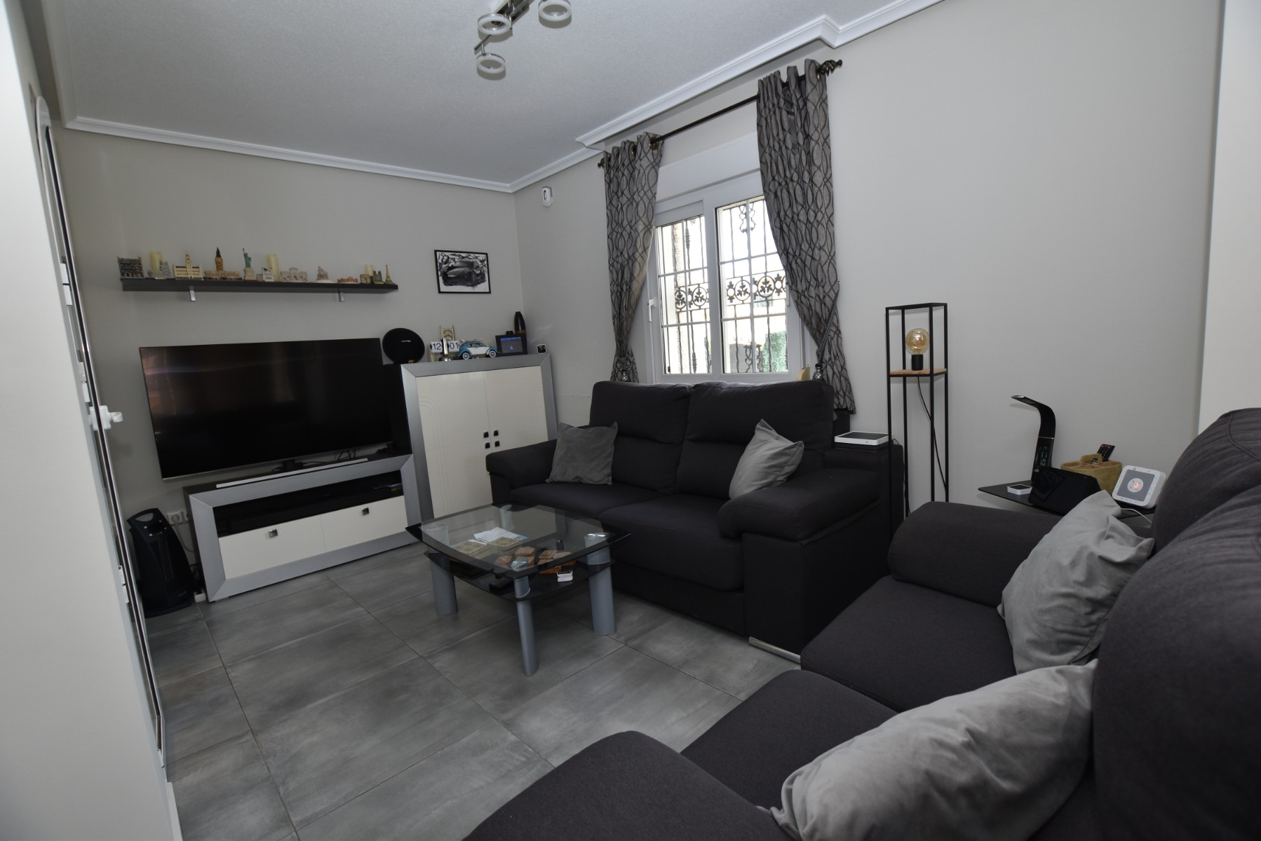 For sale - 3 Bedroom 2 Bathroom Villa in Villamartin - Los Dolses  - Alicante