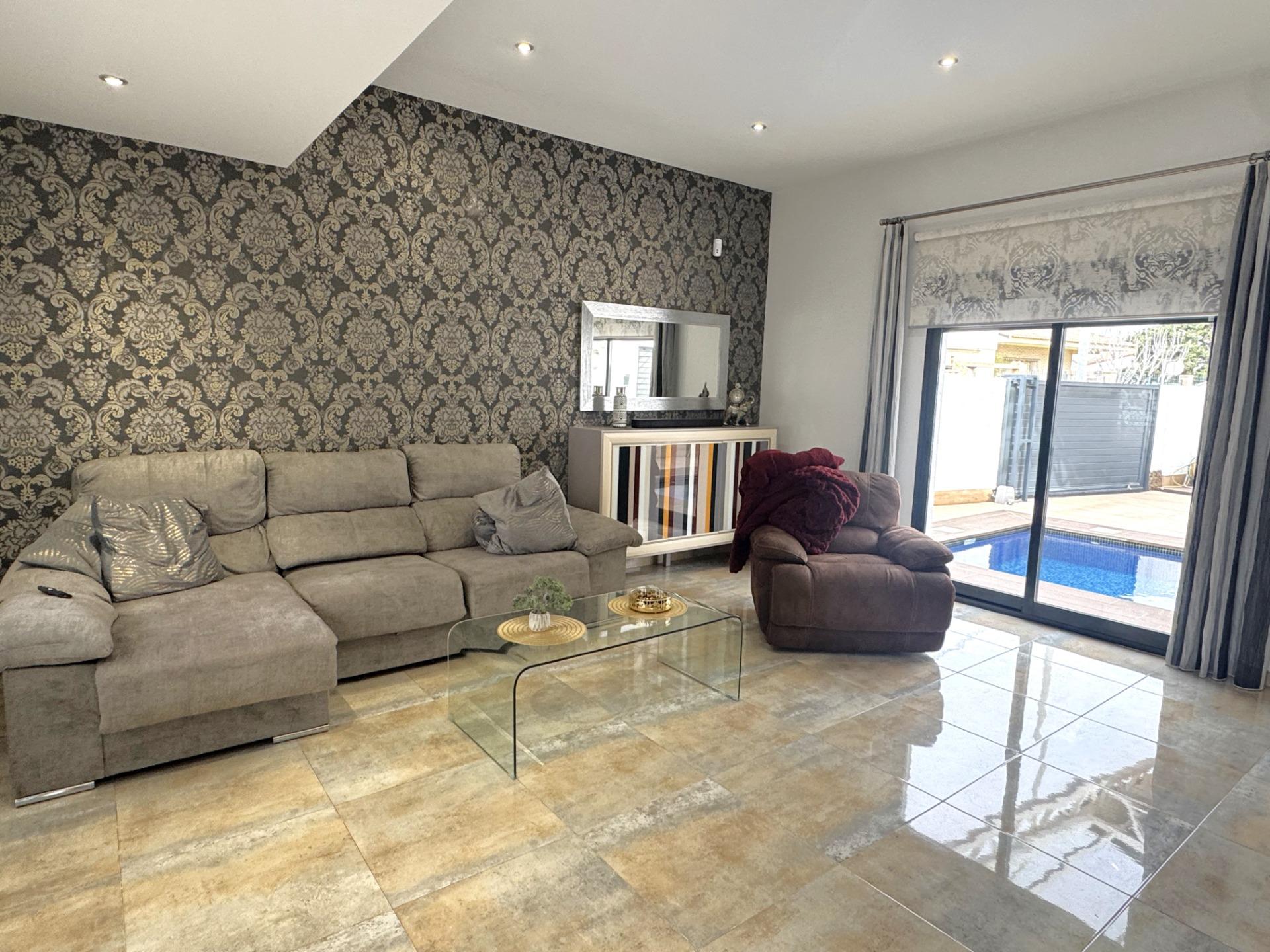 For sale - 4 Bedroom 2 Bathroom Villa in Pilar de La Horadada - Torre de la Horadada  - Alicante