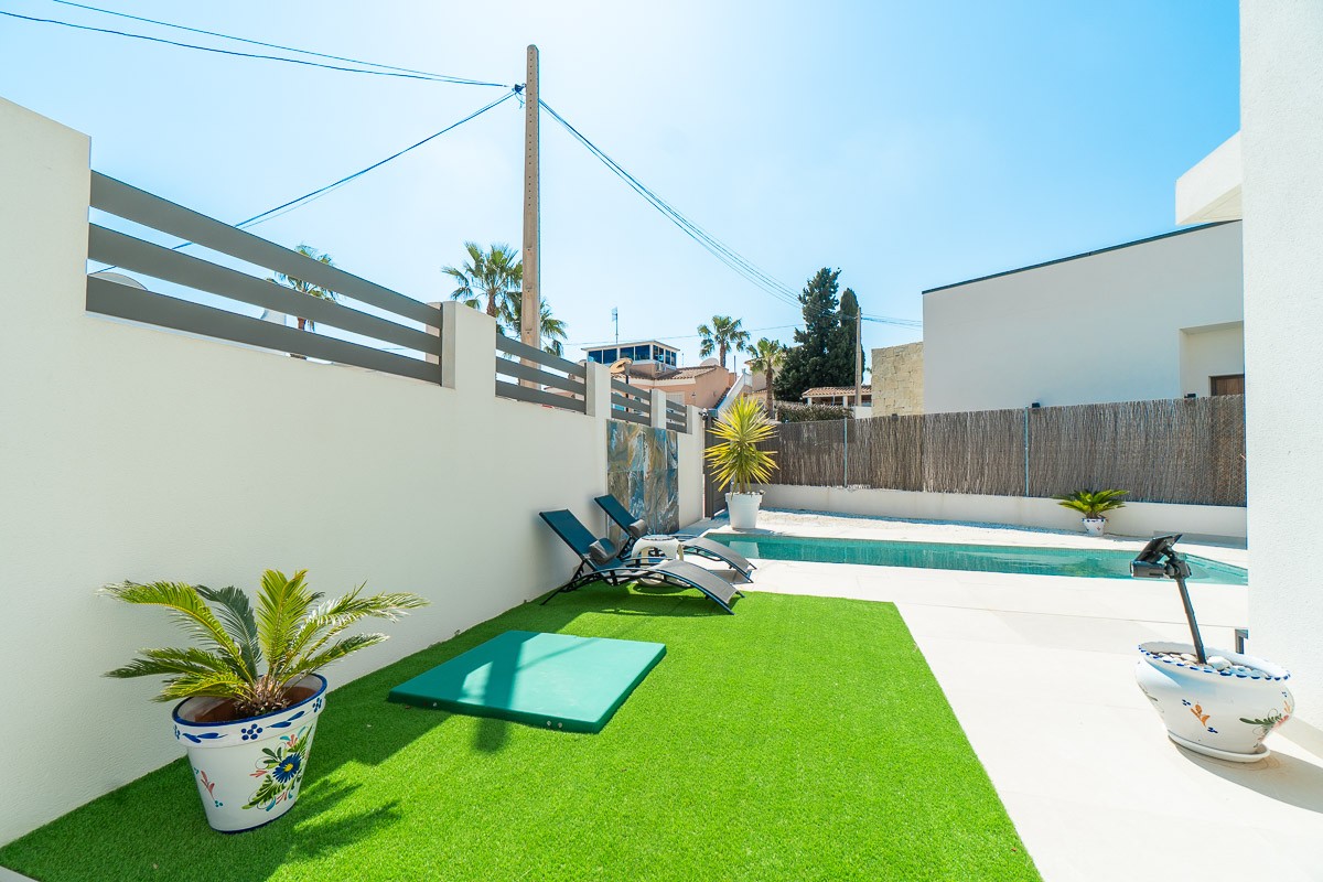 For sale - 3 Bedroom 2 Bathroom Villa in Villamartin - Costa Blanca  - Alicante