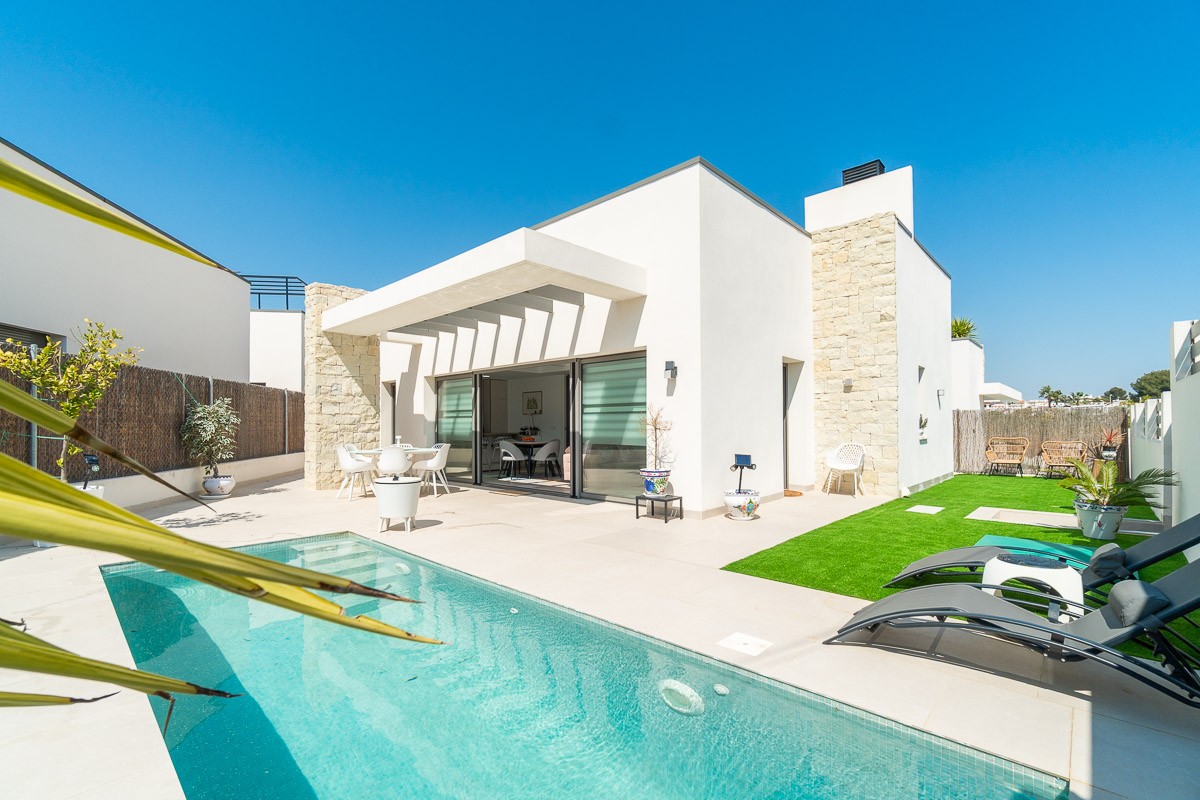 For sale - 3 Bedroom 2 Bathroom Villa in Villamartin - Costa Blanca  - Alicante