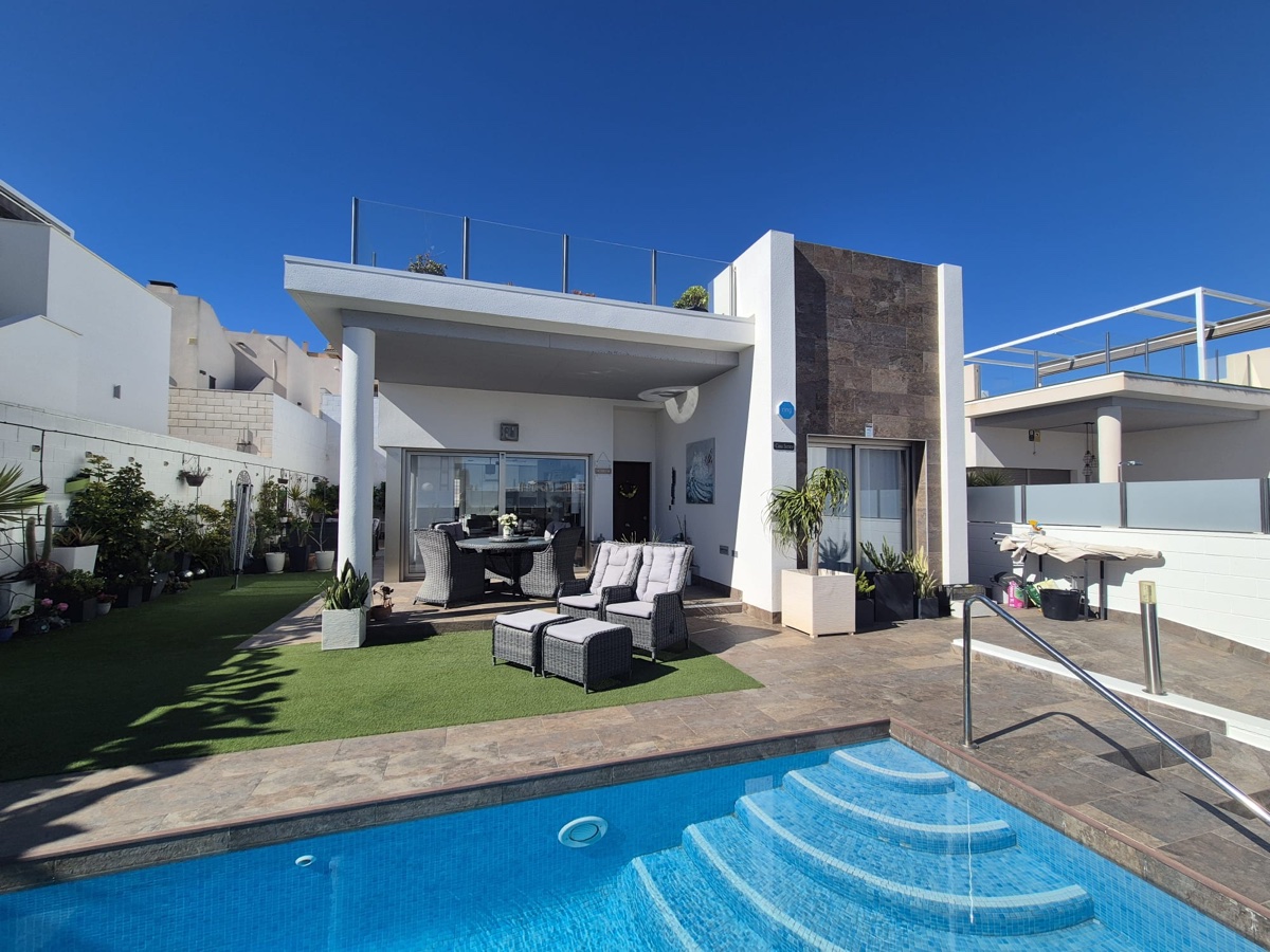 For sale - 3 Bedroom 2 Bathroom Villa in Villamartin - , Villamartin, Alicante, Spain - Alicante