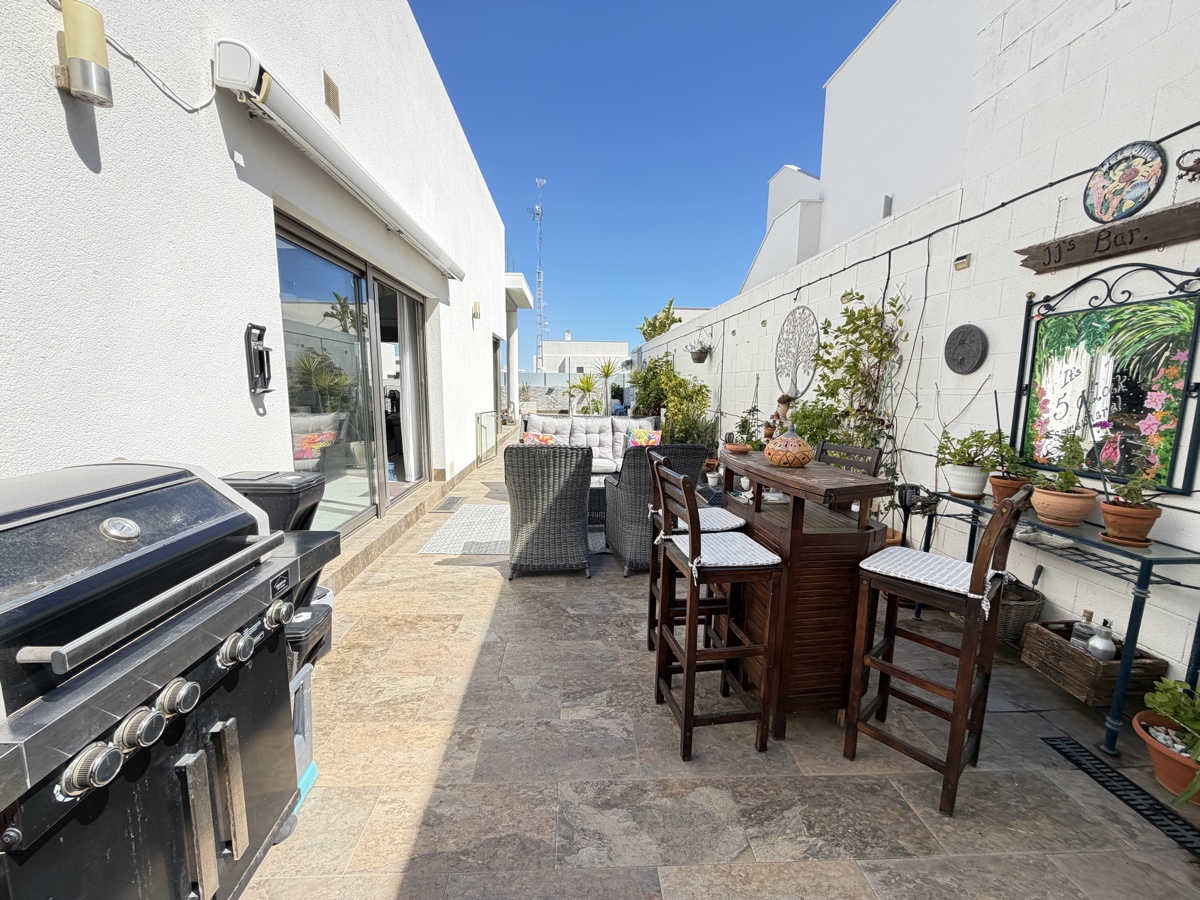 For sale - 3 Bedroom 2 Bathroom Villa in Villamartin - , Villamartin, Alicante, Spain - Alicante