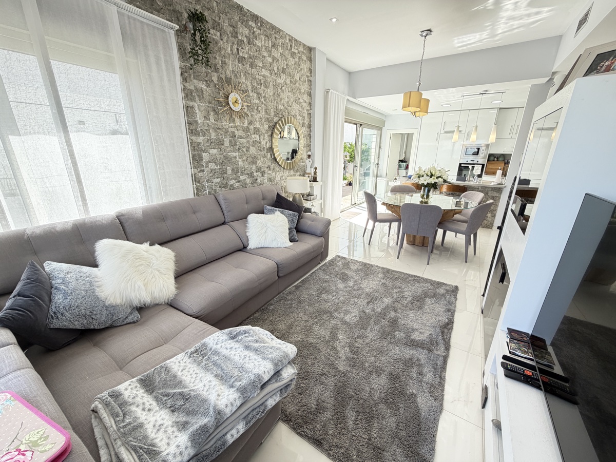 For sale - 3 Bedroom 2 Bathroom Villa in Villamartin - , Villamartin, Alicante, Spain - Alicante