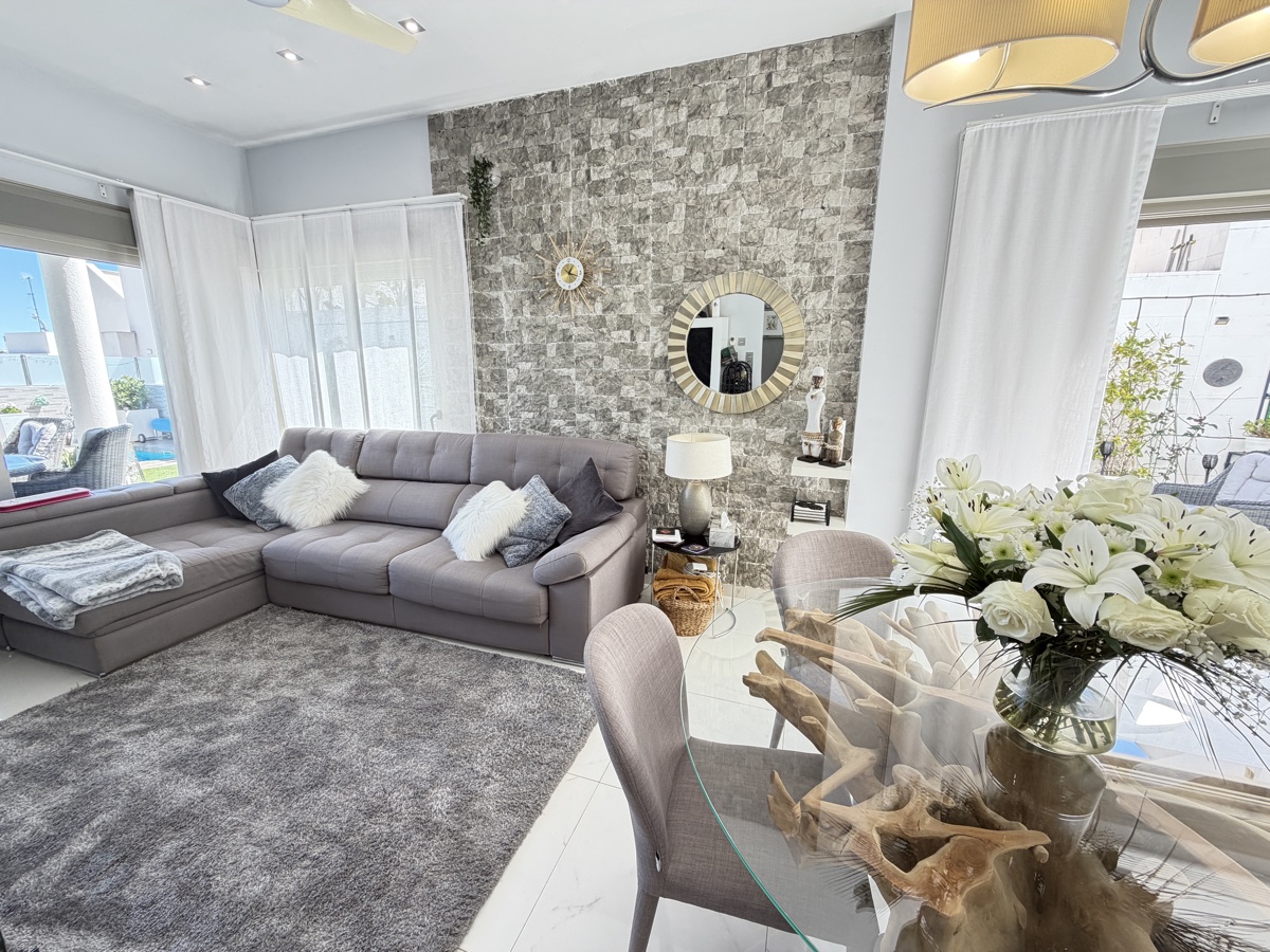 For sale - 3 Bedroom 2 Bathroom Villa in Villamartin - , Villamartin, Alicante, Spain - Alicante