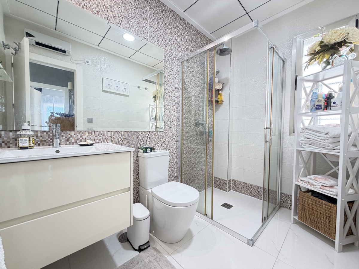 For sale - 3 Bedroom 2 Bathroom Villa in Villamartin - , Villamartin, Alicante, Spain - Alicante