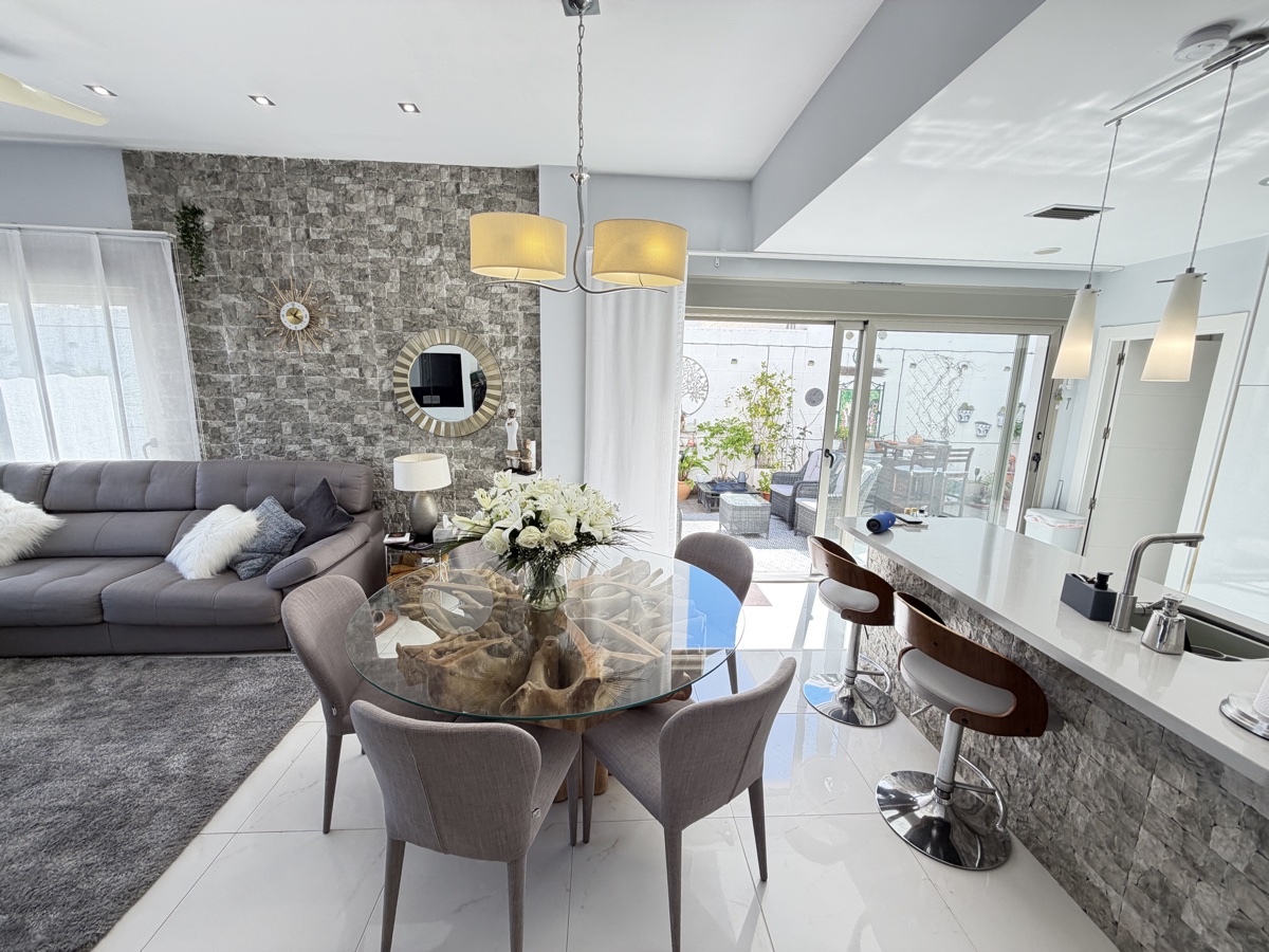 For sale - 3 Bedroom 2 Bathroom Villa in Villamartin - , Villamartin, Alicante, Spain - Alicante