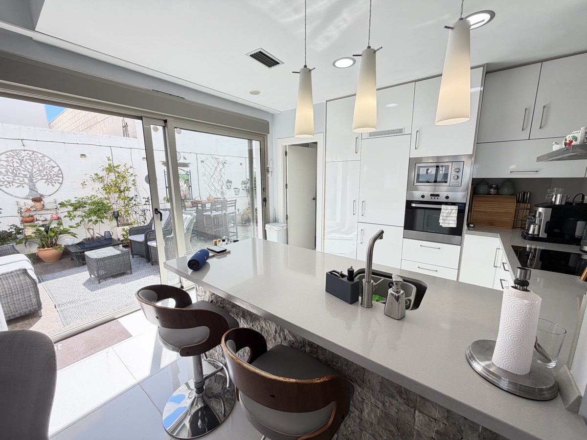 For sale - 3 Bedroom 2 Bathroom Villa in Villamartin - , Villamartin, Alicante, Spain - Alicante