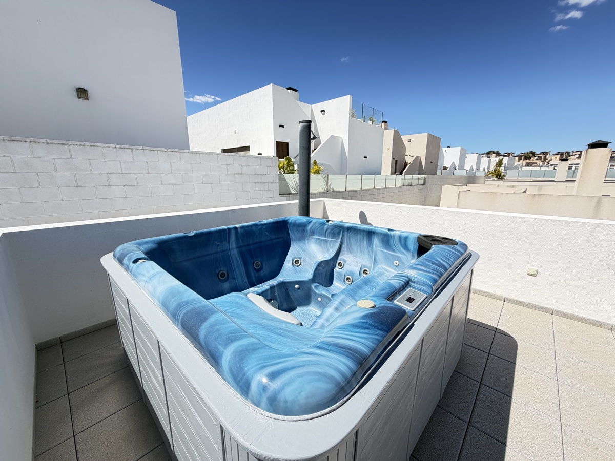 For sale - 3 Bedroom 2 Bathroom Villa in Villamartin - , Villamartin, Alicante, Spain - Alicante
